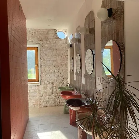 אכסניה 2nd Station *