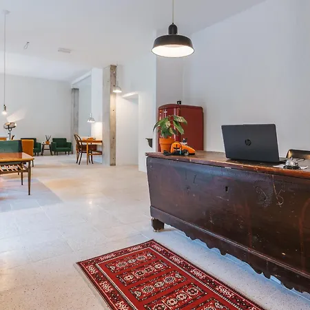 2nd Station אכסניה *