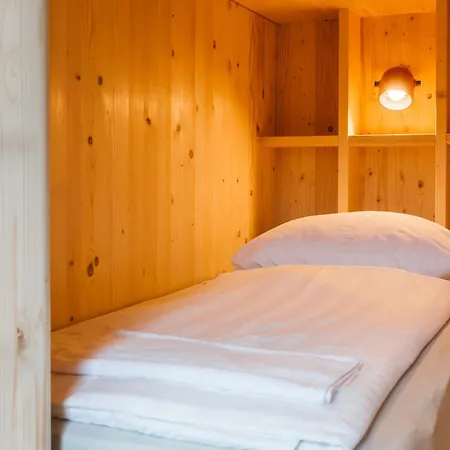 2nd Station אכסניה